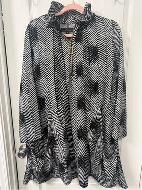 Calessa Black & White Chevron Zip-Front Tunic